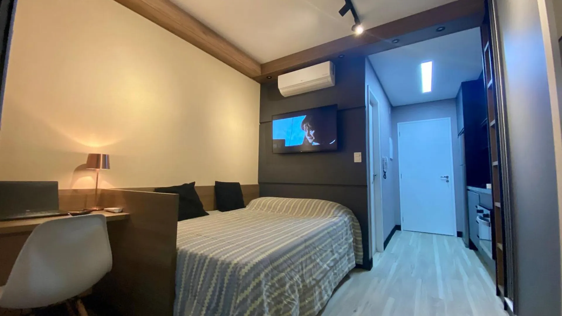 Studio Em Frente Ao Pq Augusta 300 M Do Metro E Universidade Mackenzie サンパウロ アパート